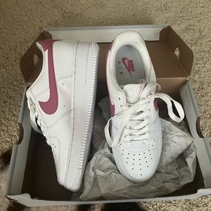 NWT/NWB Nike AF1 Air Force 1 women’s white with pink size 7